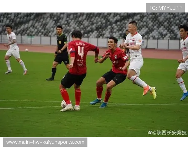 年轻中场在训练赛中被测试长短传切换能力,表现亮眼