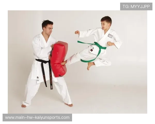 跆拳道少年飞踢灯泡碎片四溅，裁判吓傻